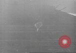 Standbild der USS Enterprise unter Angriff in der Schlacht von Santa Cruz Pazifik, 1942, aus Sekunde 59 historischem Filmmaterial Videoclip 65675063025