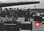 Standbild United States Navy crew Pearl Harbor Hawaii USA, 1942, aus Sekunde 56 historischem Filmmaterial Videoclip 65675063059