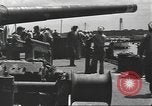 Standbild United States Navy crew Pearl Harbor Hawaii USA, 1942, aus Sekunde 57 historischem Filmmaterial Videoclip 65675063059