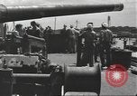Standbild United States Navy crew Pearl Harbor Hawaii USA, 1942, aus Sekunde 59 historischem Filmmaterial Videoclip 65675063059
