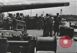 Standbild United States Navy crew Pearl Harbor Hawaii USA, 1942, aus Sekunde 60 historischem Filmmaterial Videoclip 65675063059