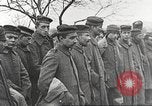 Image Prisonniers de guerre allemands pendant la première Guerre mondiale France, 1917, de la seconde 16 séquences d'archives historiques vidéo 65675063074