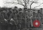 Image Prisonniers de guerre allemands pendant la première Guerre mondiale France, 1917, de la seconde 28 séquences d'archives historiques vidéo 65675063074