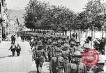 Immagine di Soldati degli Stati Uniti che arrivano in Francia prima guerra mondiale Francia, 1917, secondo 26 filmato di repertorio 65675063089