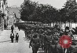 Immagine di Soldati degli Stati Uniti che arrivano in Francia prima guerra mondiale Francia, 1917, secondo 27 filmato di repertorio 65675063089