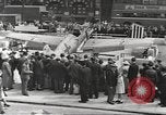 Standbild deutsche Flugzeuge in britischen Marktplatz Vereinigtes Königreich, 1941, aus Sekunde 3 historischem Filmmaterial Videoclip 65675063095