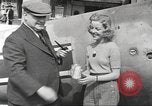 Standbild deutsche Flugzeuge in britischen Marktplatz Vereinigtes Königreich, 1941, aus Sekunde 12 historischem Filmmaterial Videoclip 65675063095