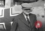 Standbild deutsche Flugzeuge in britischen Marktplatz Vereinigtes Königreich, 1941, aus Sekunde 13 historischem Filmmaterial Videoclip 65675063095