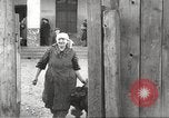 Standbild Juden im Dorf Ungvar Ruthenia Ungarn, 1939, aus Sekunde 35 historischem Filmmaterial Videoclip 65675063136