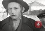 Standbild Juden im Dorf Ungvar Ruthenia Ungarn, 1939, aus Sekunde 49 historischem Filmmaterial Videoclip 65675063136