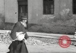 Standbild Juden im Dorf Ungvar Ruthenia Ungarn, 1939, aus Sekunde 62 historischem Filmmaterial Videoclip 65675063136