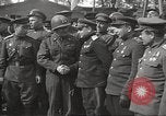 Immagine di Funzionari di soddisfare Torgau Germania, 1945, secondo 3 filmato di repertorio 65675063152