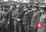 Immagine di Funzionari di soddisfare Torgau Germania, 1945, secondo 4 filmato di repertorio 65675063152
