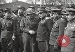 Immagine di Funzionari di soddisfare Torgau Germania, 1945, secondo 7 filmato di repertorio 65675063152