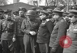 Immagine di Funzionari di soddisfare Torgau Germania, 1945, secondo 8 filmato di repertorio 65675063152