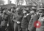 Immagine di Funzionari di soddisfare Torgau Germania, 1945, secondo 9 filmato di repertorio 65675063152