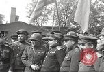 Immagine di Funzionari di soddisfare Torgau Germania, 1945, secondo 10 filmato di repertorio 65675063152