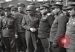 Immagine di Funzionari di soddisfare Torgau Germania, 1945, secondo 18 filmato di repertorio 65675063152