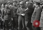 Immagine di Funzionari di soddisfare Torgau Germania, 1945, secondo 21 filmato di repertorio 65675063152