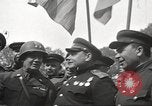 Immagine di Funzionari di soddisfare Torgau Germania, 1945, secondo 24 filmato di repertorio 65675063152