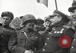 Immagine di Funzionari di soddisfare Torgau Germania, 1945, secondo 25 filmato di repertorio 65675063152