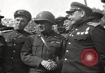 Immagine di Funzionari di soddisfare Torgau Germania, 1945, secondo 26 filmato di repertorio 65675063152