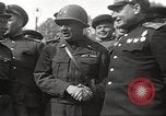 Immagine di Funzionari di soddisfare Torgau Germania, 1945, secondo 27 filmato di repertorio 65675063152