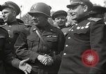 Immagine di Funzionari di soddisfare Torgau Germania, 1945, secondo 28 filmato di repertorio 65675063152