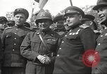 Immagine di Funzionari di soddisfare Torgau Germania, 1945, secondo 30 filmato di repertorio 65675063152