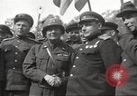 Immagine di Funzionari di soddisfare Torgau Germania, 1945, secondo 31 filmato di repertorio 65675063152