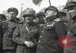 Immagine di Funzionari di soddisfare Torgau Germania, 1945, secondo 32 filmato di repertorio 65675063152