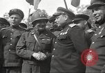Immagine di Funzionari di soddisfare Torgau Germania, 1945, secondo 34 filmato di repertorio 65675063152