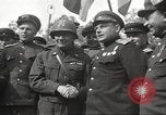 Immagine di Funzionari di soddisfare Torgau Germania, 1945, secondo 36 filmato di repertorio 65675063152