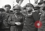 Immagine di Funzionari di soddisfare Torgau Germania, 1945, secondo 38 filmato di repertorio 65675063152