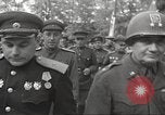 Immagine di Funzionari di soddisfare Torgau Germania, 1945, secondo 40 filmato di repertorio 65675063152