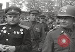 Immagine di Funzionari di soddisfare Torgau Germania, 1945, secondo 41 filmato di repertorio 65675063152