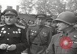 Immagine di Funzionari di soddisfare Torgau Germania, 1945, secondo 42 filmato di repertorio 65675063152