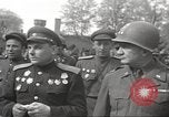 Immagine di Funzionari di soddisfare Torgau Germania, 1945, secondo 43 filmato di repertorio 65675063152