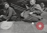 Immagine di Funzionari di soddisfare Torgau Germania, 1945, secondo 46 filmato di repertorio 65675063152