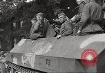 Immagine di Funzionari di soddisfare Torgau Germania, 1945, secondo 49 filmato di repertorio 65675063152