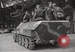 Immagine di Funzionari di soddisfare Torgau Germania, 1945, secondo 51 filmato di repertorio 65675063152