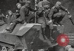 Immagine di Funzionari di soddisfare Torgau Germania, 1945, secondo 53 filmato di repertorio 65675063152