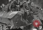 Immagine di Funzionari di soddisfare Torgau Germania, 1945, secondo 54 filmato di repertorio 65675063152