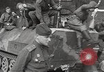 Immagine di Funzionari di soddisfare Torgau Germania, 1945, secondo 56 filmato di repertorio 65675063152