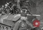 Immagine di Funzionari di soddisfare Torgau Germania, 1945, secondo 57 filmato di repertorio 65675063152