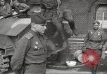 Immagine di Funzionari di soddisfare Torgau Germania, 1945, secondo 59 filmato di repertorio 65675063152