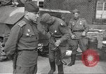 Immagine di Funzionari di soddisfare Torgau Germania, 1945, secondo 60 filmato di repertorio 65675063152