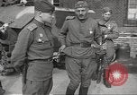 Immagine di Funzionari di soddisfare Torgau Germania, 1945, secondo 61 filmato di repertorio 65675063152