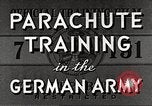 Immagine di Il tedesco paratroop soldati in formazione Germania, 1939, secondo 17 filmato di repertorio 65675063155