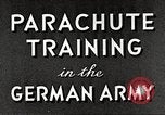 Immagine di Il tedesco paratroop soldati in formazione Germania, 1939, secondo 21 filmato di repertorio 65675063155